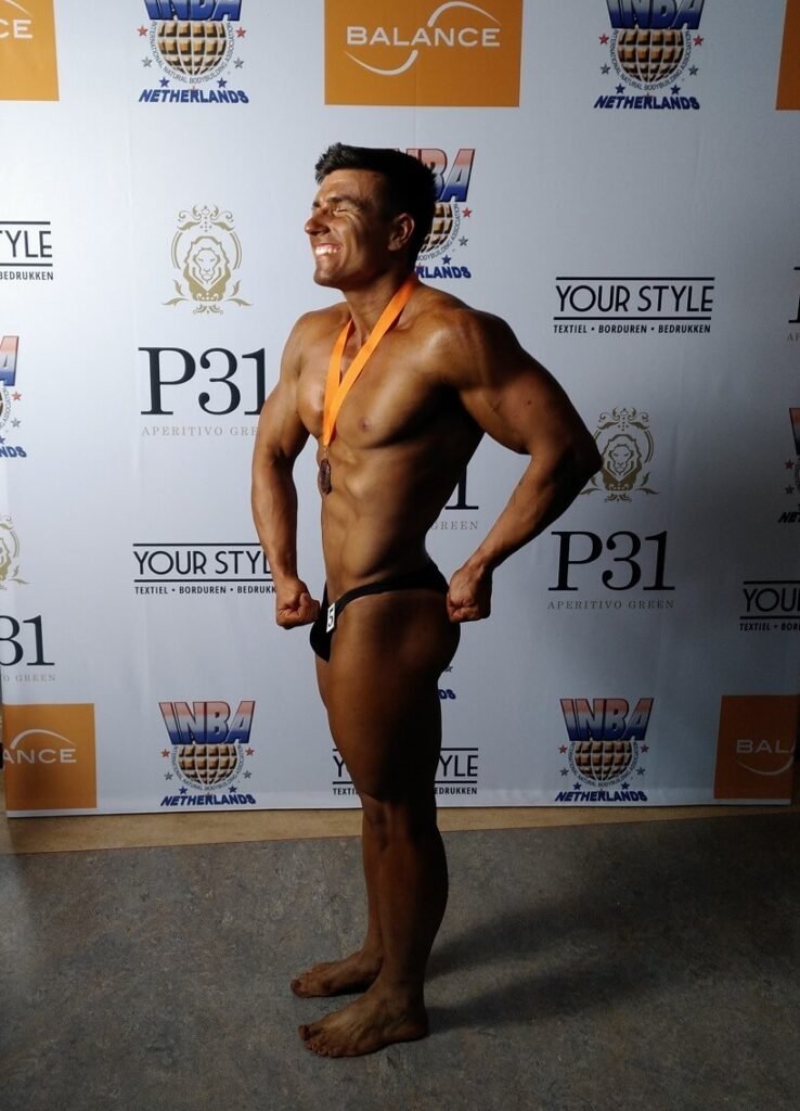 Váli Tamás testépítő növényi étrenden, növényi fehérjével sportol, okosfehérjével épít izmot