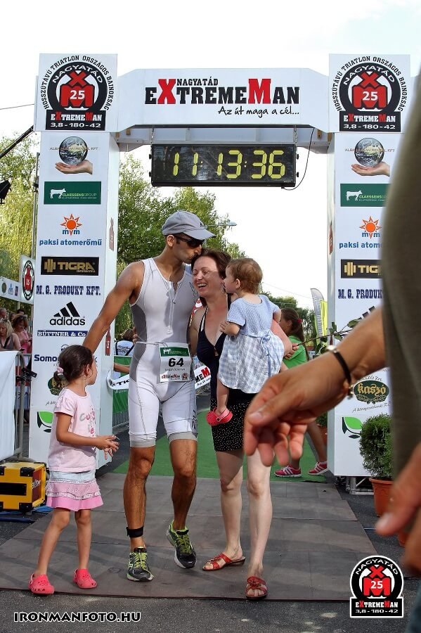 A család mellett, hajnalban kelve kezdett edzeni az okosfehérjéből építkező IRONMAN